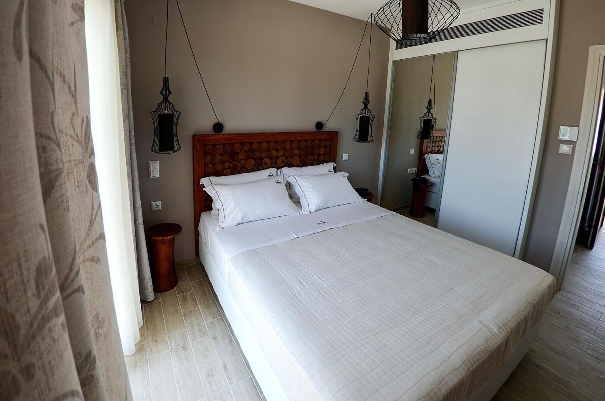 Hatzoudis Luxury Suites Chrysi Ammoudia Bagian luar foto